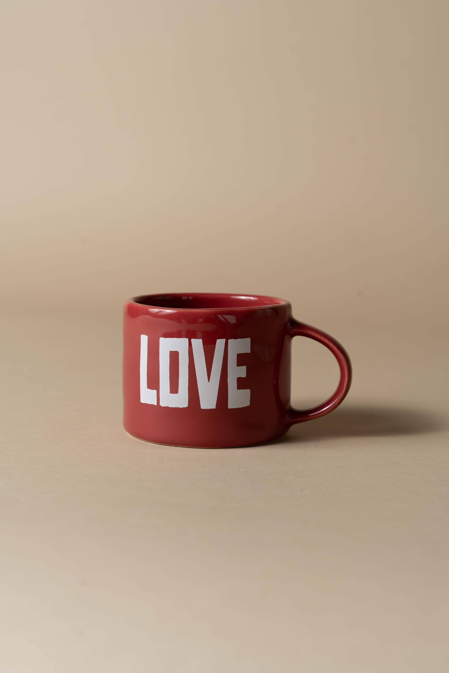 Tasse rouge “Love” Sisi – Tasse graphique et colorée