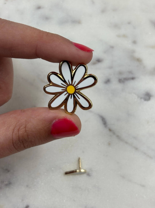 Pin’s Marguerite - À la folie - bobibeloPin’s Marguerite - À la folie – SA vintage – bobibelo