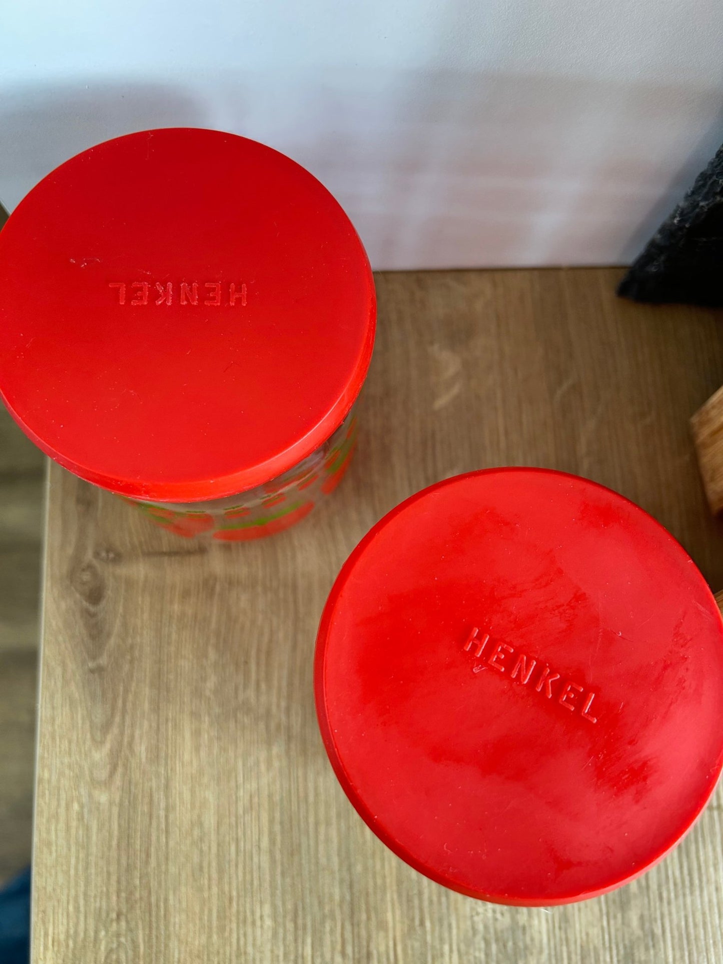 Pot vintage Henkel – Années 70 – Motif pommes rouges 0,450L - bobibeloPot vintage Henkel – Années 70 – Motif pommes rouges 0,450L – broc vintage – bobibelo