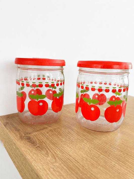 Pot vintage Henkel – Années 70 – Motif pommes rouges 0,450L - bobibeloPot vintage Henkel – Années 70 – Motif pommes rouges 0,450L – broc vintage – bobibelo
