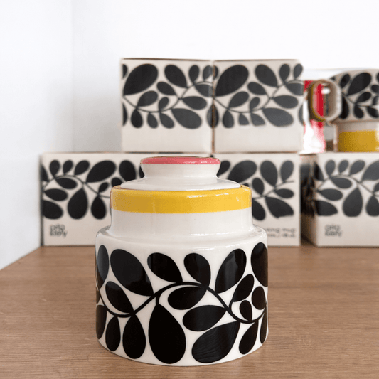 Sucrier Orla Kiely sycomore – Pot à sucre en céramique design rétro avec couvercle - bobibeloSucrier Orla Kiely sycomore – Pot à sucre en céramique design rétro avec couvercle – Vaisselle vintage – bobibelo