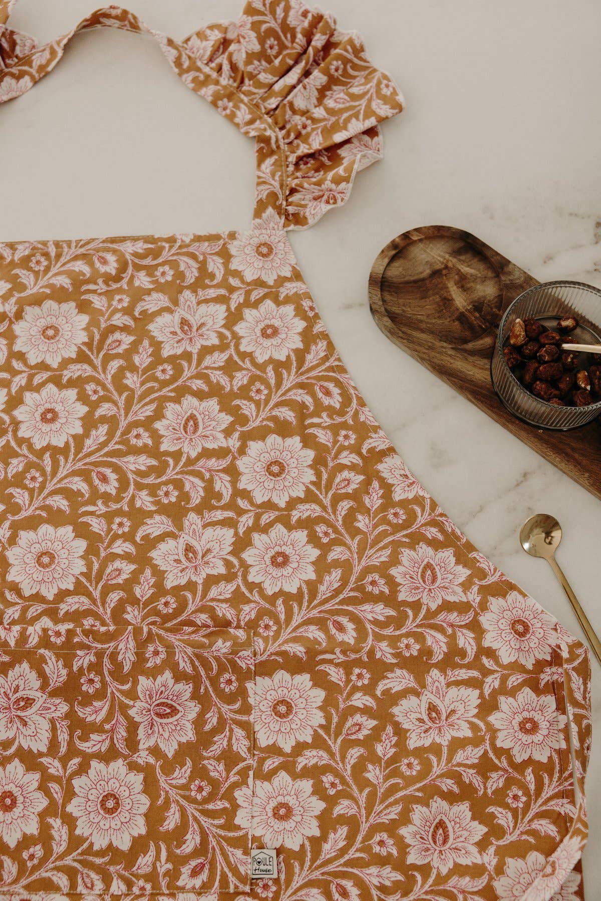 Tablier de cuisine Fleurs indiennes – Poule House - BobibeloTablier de cuisine Fleurs indiennes – Poule House – Text vintage – Bobibelo