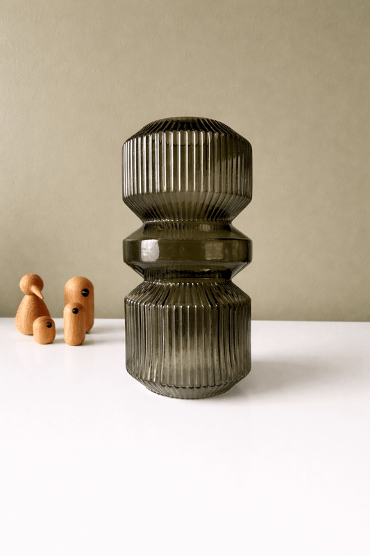 Vase vert nervuré en verre – Design rétro sculptural – 25 cm - bobibeloVase vert nervuré en verre – Design rétro sculptural – 25 cm – OD vintage – bobibelo