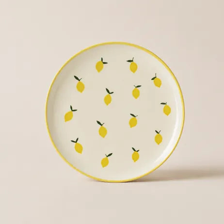 Assiette plate décorative motif citrons jaunes sur fond blanc, vaisselle estivale élégante pour table méditerranéenne.