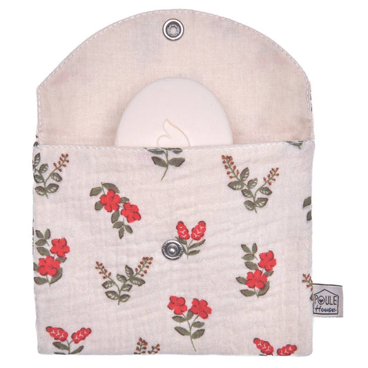 Pochette à savon imperméable à fleurs rouges ouverte, avec intérieur et fermeture à bouton-pression.