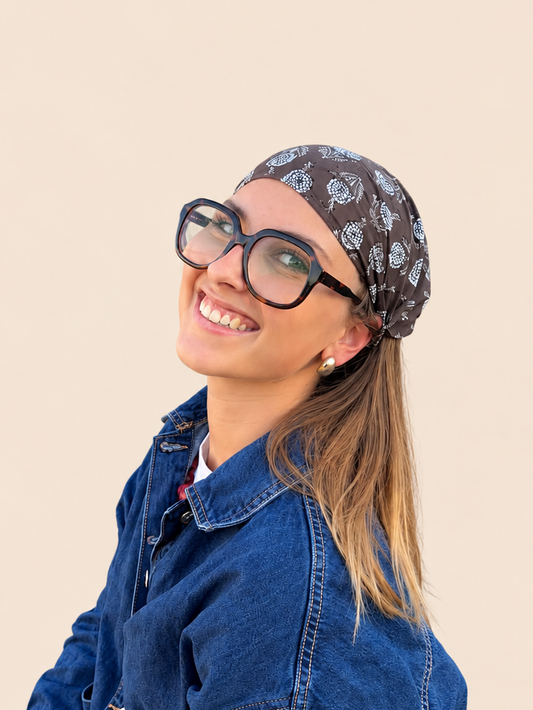 fille qui porte un bandeau large dans les tons marron