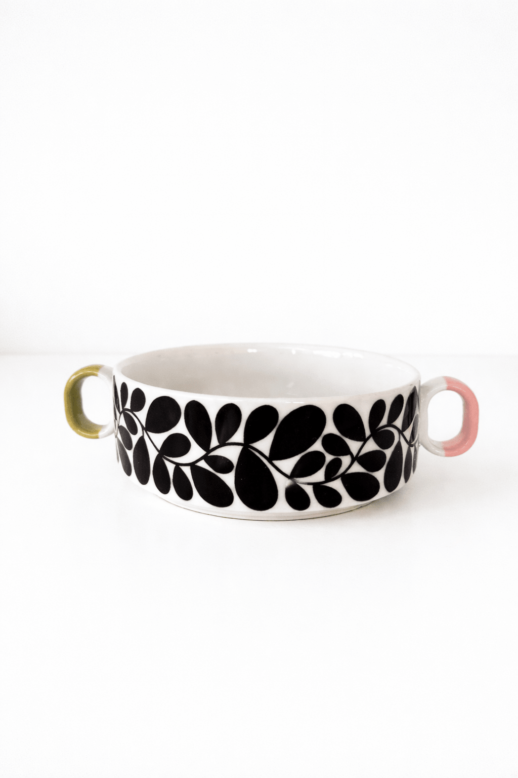 Bol à céréales Orla Kiely Sycamore Stripe – Bol en céramique rétro avec poignées - bobibeloBol à céréales Orla Kiely Sycamore Stripe – Bol en céramique rétro avec poignées – Vaisselle vintage – bobibelo