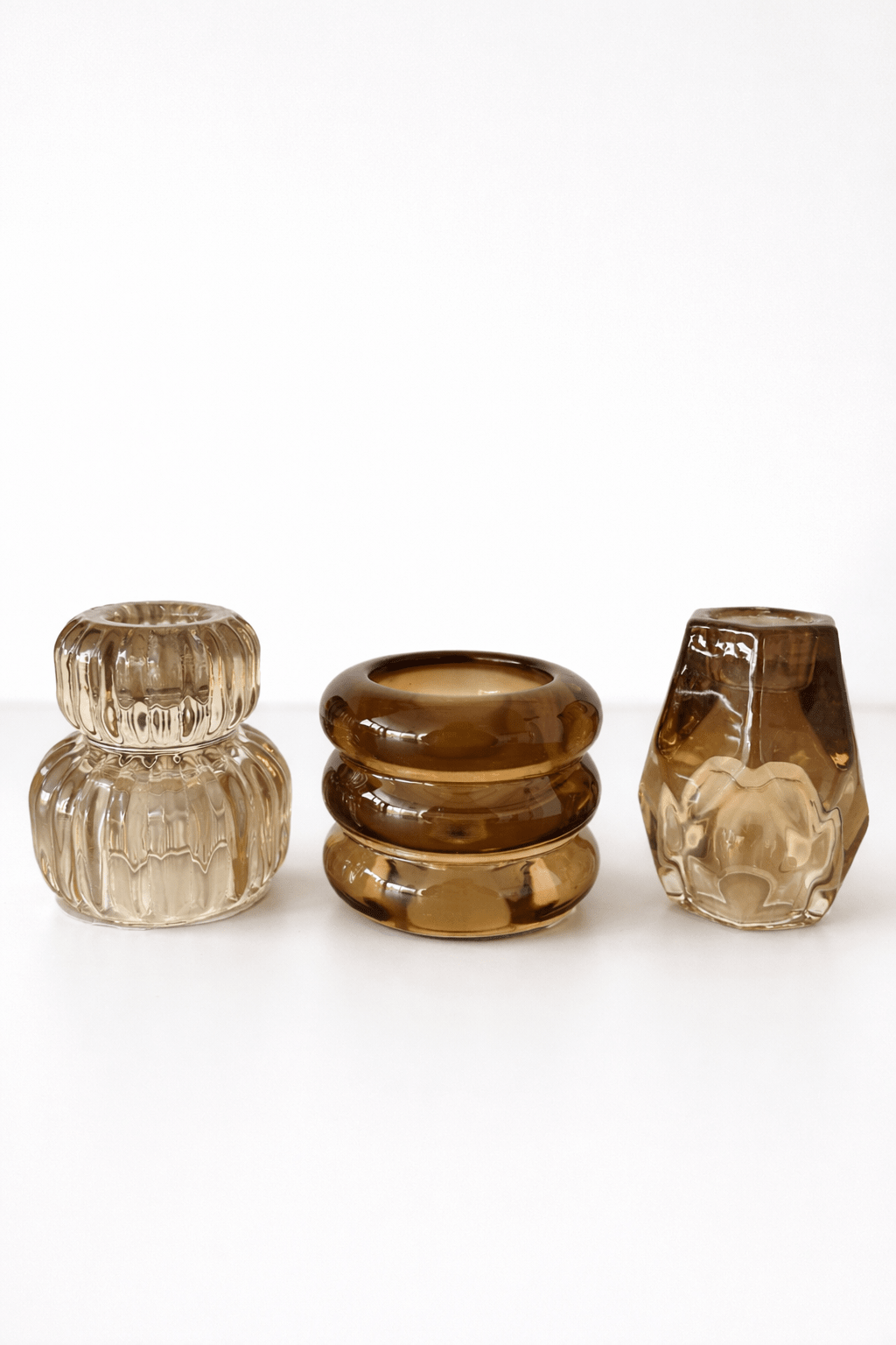 Bougeoirs en verre ambré – Lot de 3 – Verre brun fumé décoratif – Style nordique - bobibeloBougeoirs en verre ambré – Lot de 3 – Verre brun fumé décoratif – Style nordique – OD vintage – bobibelo