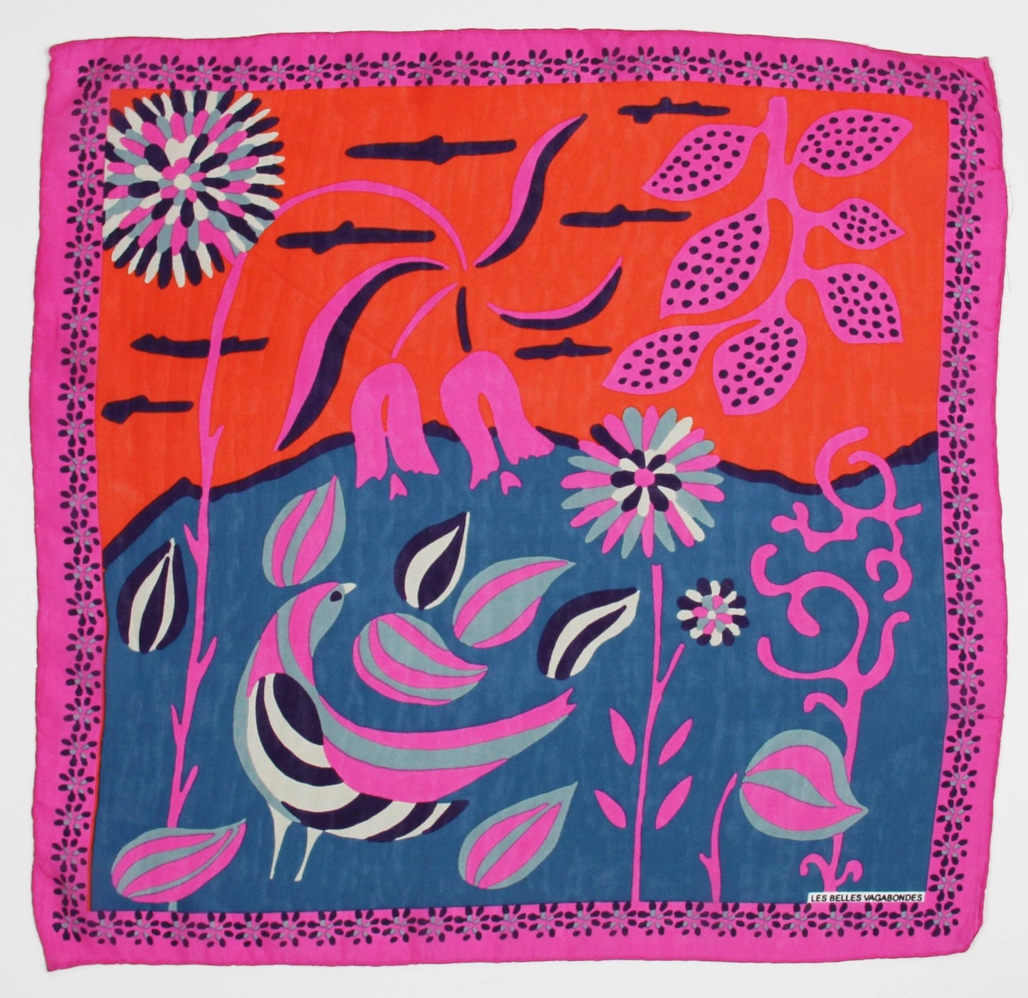 Foulard en soie 50 x 50 cm -Mini Birdy Fuchsia-Les Belles Vagabondes - bobibeloFoulard en soie 50 x 50 cm -Mini Birdy Fuchsia-Les Belles Vagabondes – SA vintage – bobibelo