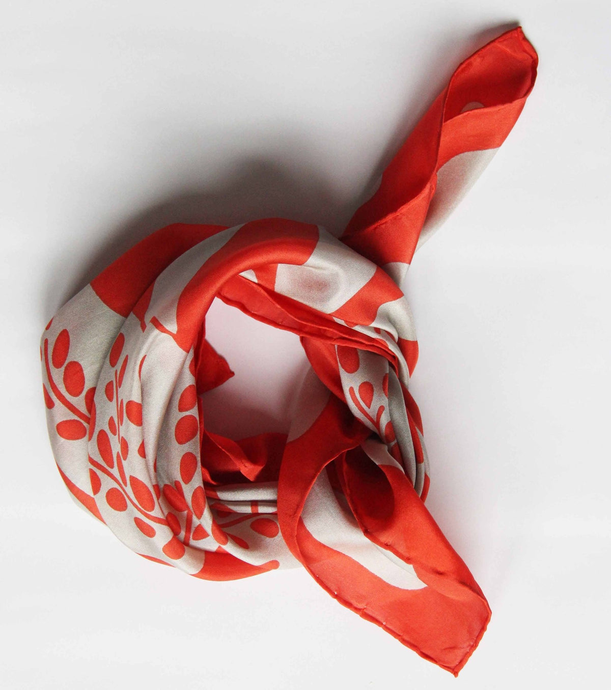 Foulard en soie 50 x 50 cm -Mini Peace and Love Orange -Les Belles Vagabondes - bobibeloFoulard en soie 50 x 50 cm -Mini Peace and Love Orange -Les Belles Vagabondes – SA vintage – bobibelo