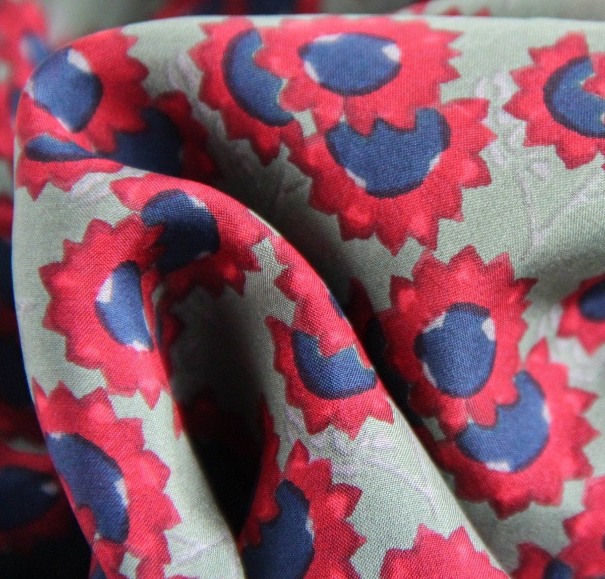 Foulard en soie 50 x 50 cm - Mini Tournesol Kaki-Les Belles Vagabondes - bobibeloFoulard en soie 50 x 50 cm - Mini Tournesol Kaki-Les Belles Vagabondes – SA vintage – bobibelo