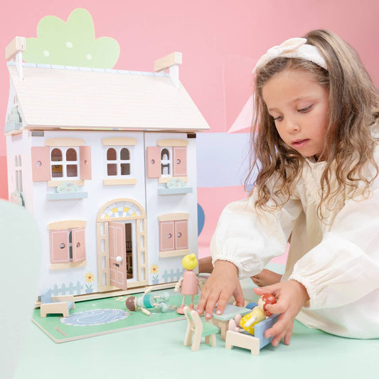 Maison de poupée en bois avec meubles – Woet - BobibeloMaison de poupée en bois avec meubles – Woet – Petit vintage – Bobibelo