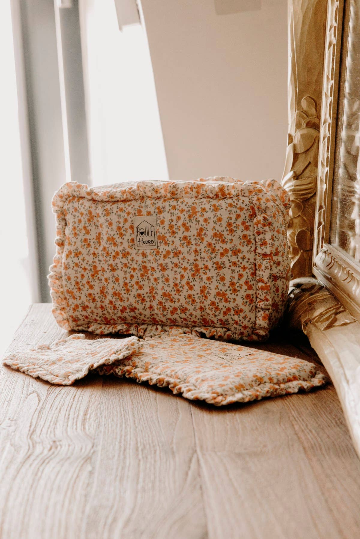 Marylou – Grande trousse de toilette à froufrou Liberty – Poule House - bobibeloMarylou – Grande trousse de toilette à froufrou Liberty – Poule House – SA vintage – bobibelo