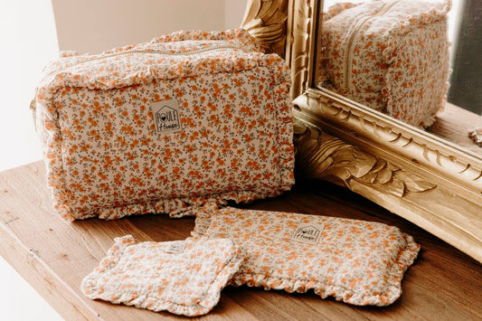 Marylou – Grande trousse de toilette à froufrou Liberty – Poule House - bobibeloMarylou – Grande trousse de toilette à froufrou Liberty – Poule House – SA vintage – bobibelo