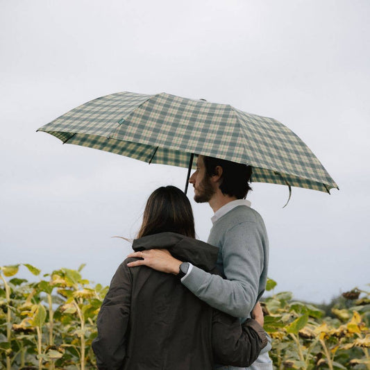 Grand parapluie écossais vert ouvert de 124 cm de diamètre