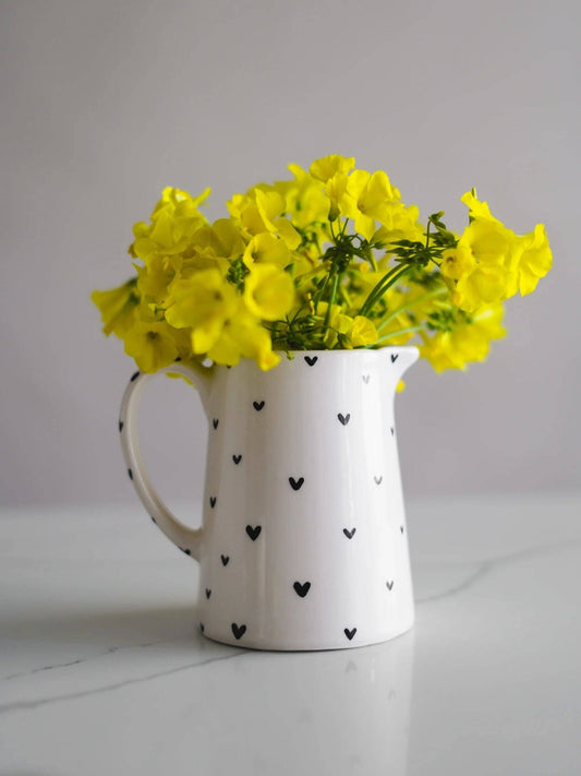 Pichet à lait cœurs noirs - bobibeloPichet à lait cœurs noirs – Vaisselle vintage – bobibelo