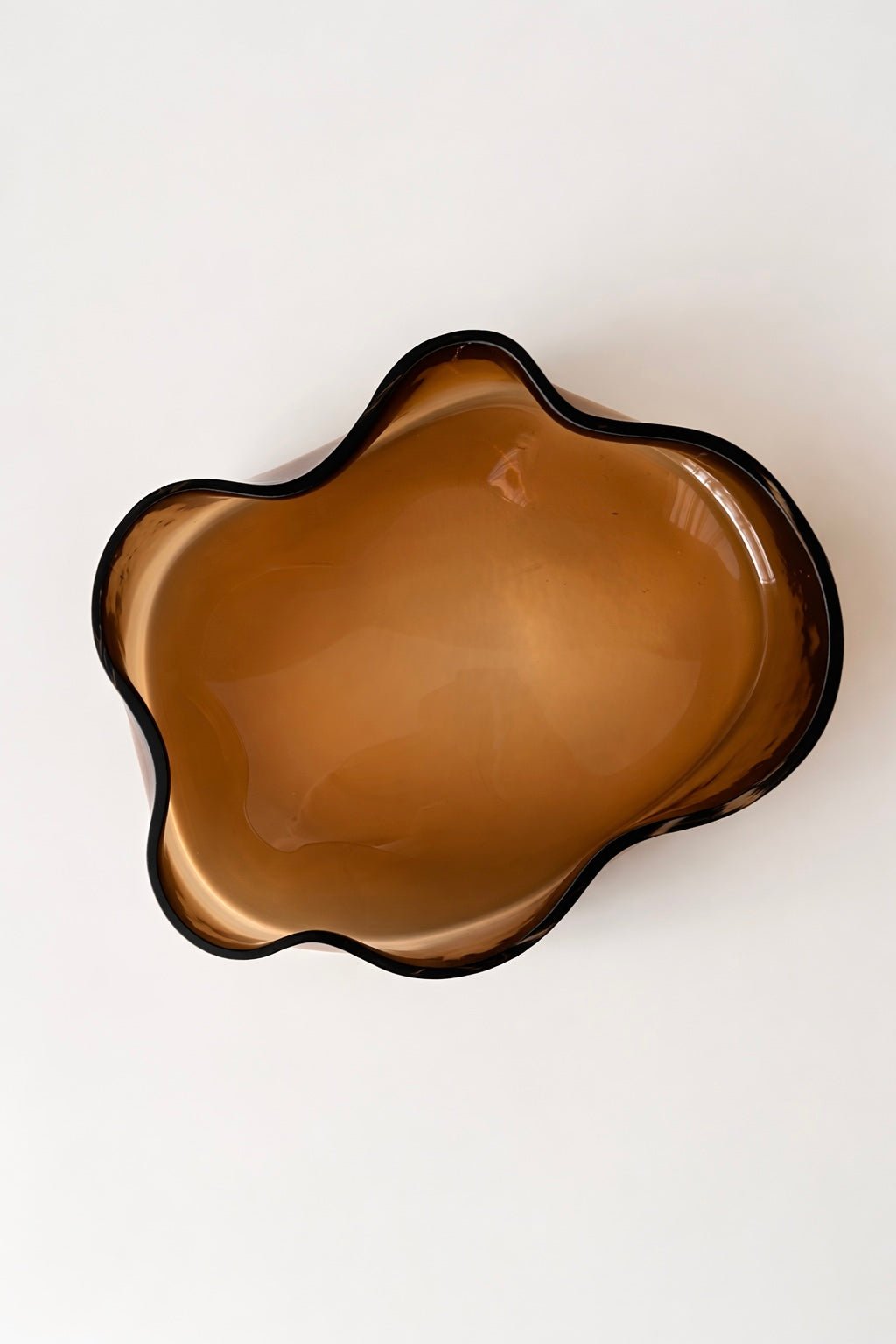 Plateau en verre brun fumé – Design organique ondulé – 29,5 cm - bobibeloPlateau en verre brun fumé – Design organique ondulé – 29,5 cm – OD vintage – bobibelo
