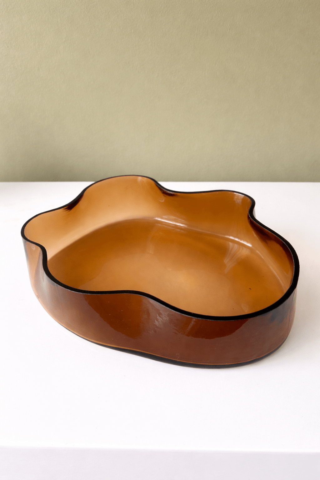 Plateau en verre brun fumé – Design organique ondulé – 29,5 cm - bobibeloPlateau en verre brun fumé – Design organique ondulé – 29,5 cm – OD vintage – bobibelo
