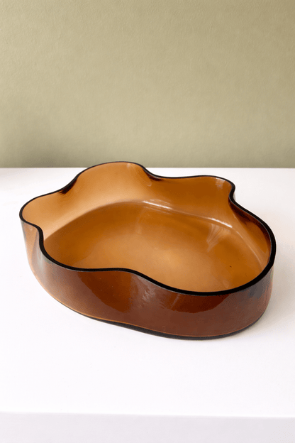 Plateau en verre brun fumé – Design organique ondulé – 29,5 cm - bobibeloPlateau en verre brun fumé – Design organique ondulé – 29,5 cm – OD vintage – bobibelo