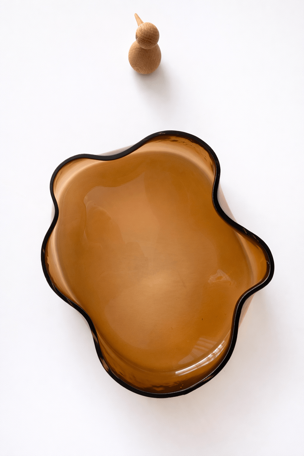 Plateau en verre brun fumé – Design organique ondulé – 29,5 cm - bobibeloPlateau en verre brun fumé – Design organique ondulé – 29,5 cm – OD vintage – bobibelo