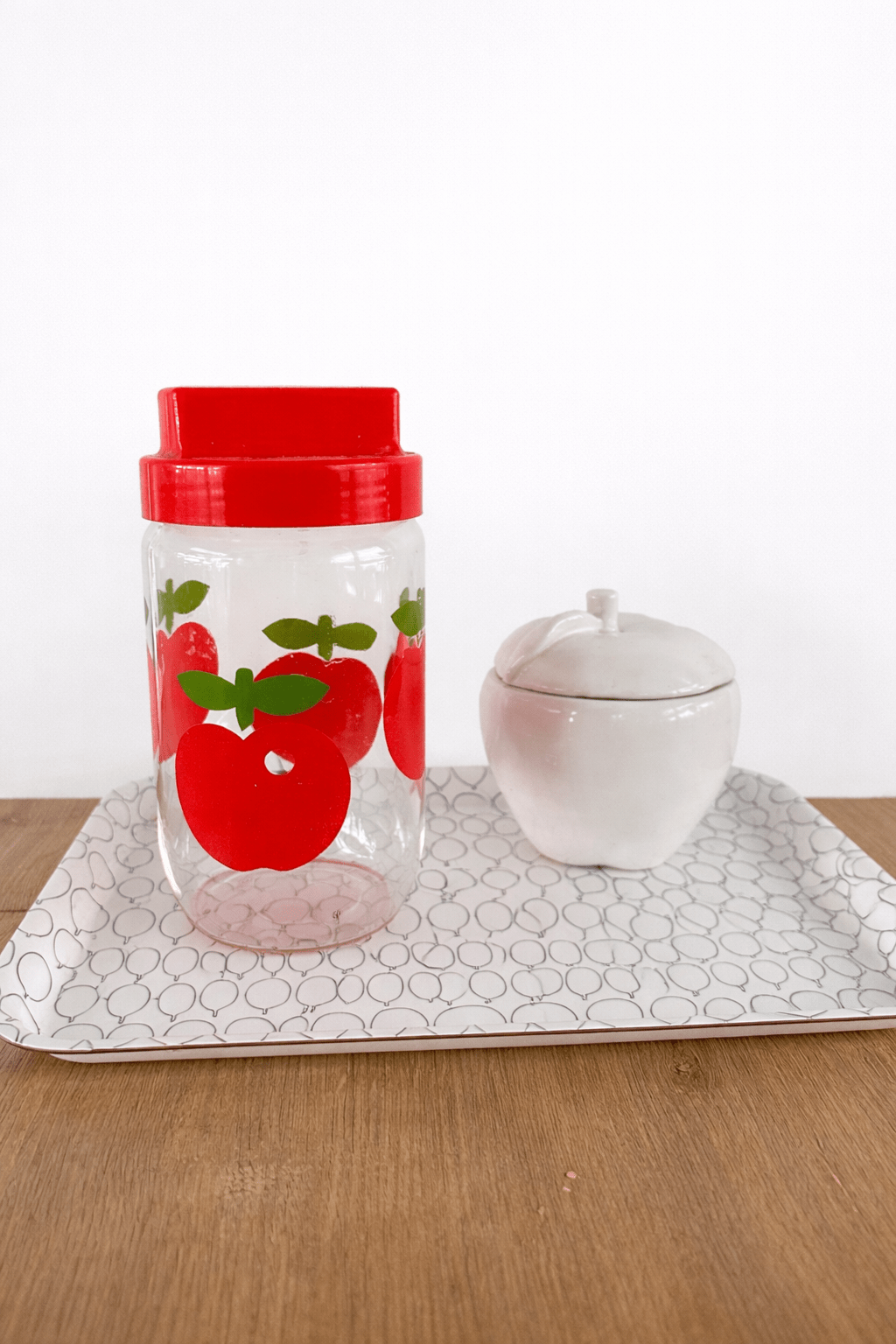 Pot vintage Henkel – Années 70 – Motif pommes rouges - bobibeloPot vintage Henkel – Années 70 – Motif pommes rouges – broc vintage – bobibelo