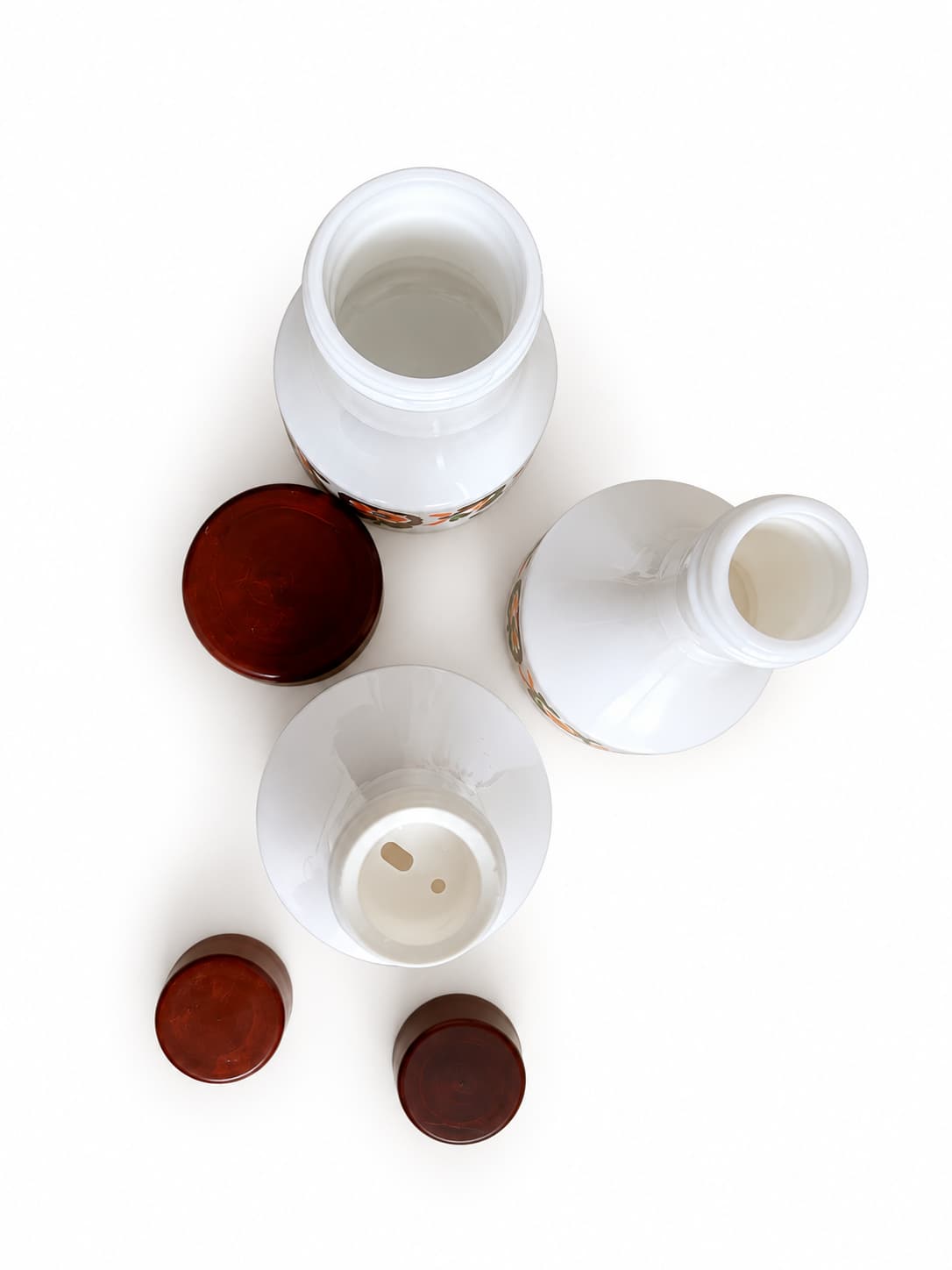 Vue du dessus des trois pots à condiments vintage avec leurs bouchons retirés
