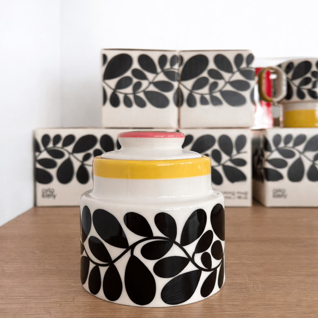 Sucrier Orla Kiely sycomore – Pot à sucre en céramique design rétro avec couvercle - bobibeloSucrier Orla Kiely sycomore – Pot à sucre en céramique design rétro avec couvercle – Vaisselle vintage – bobibelo