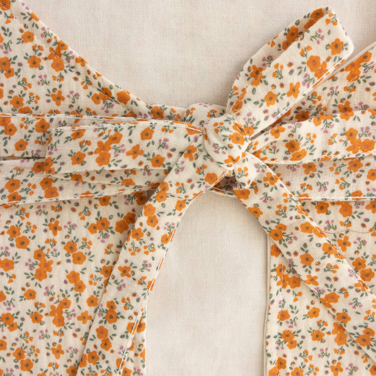 Tablier de cuisine liberty orange - BobibeloTablier de cuisine liberty orange – Text vintage – Bobibelo