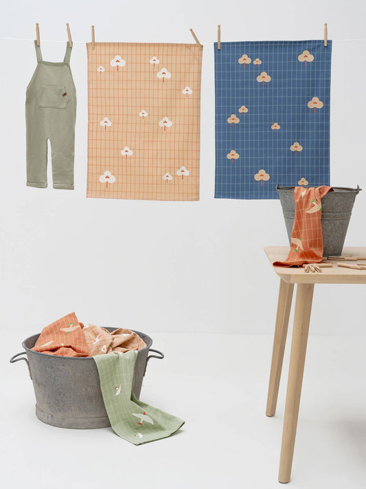 Torchon bleu avec motif fleurs de cerisier - bobibeloTorchon bleu avec motif fleurs de cerisier – Text vintage – bobibelo