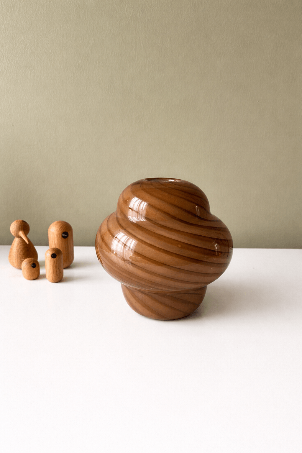 Vase en verre brun sculpté – Design organique rétro années 70 – 17 cm - bobibeloVase en verre brun sculpté – Design organique rétro années 70 – 17 cm – OD vintage – bobibelo