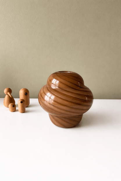 Vase en verre brun sculpté – Design organique rétro années 70 – 17 cm - bobibeloVase en verre brun sculpté – Design organique rétro années 70 – 17 cm – OD vintage – bobibelo