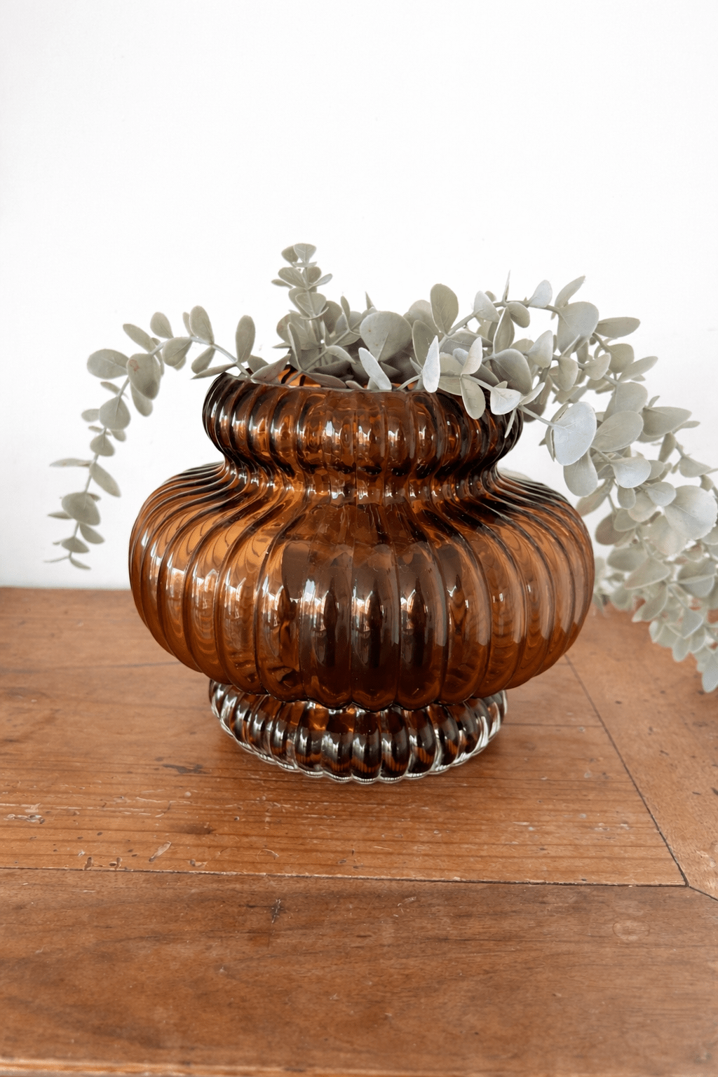 Vase en verre soufflé brun fumé Ø20 cm – Vase décoratif ambré – 20 x 16 cm - bobibeloVase en verre soufflé brun fumé Ø20 cm – Vase décoratif ambré – 20 x 16 cm – OD vintage – bobibelo