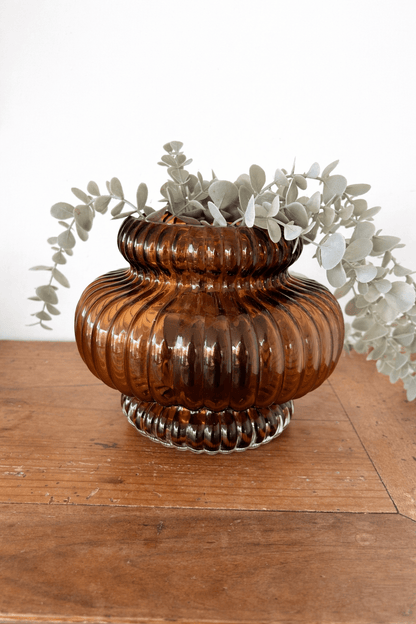 Vase en verre soufflé brun fumé Ø20 cm – Vase décoratif ambré – 20 x 16 cm - bobibeloVase en verre soufflé brun fumé Ø20 cm – Vase décoratif ambré – 20 x 16 cm – OD vintage – bobibelo