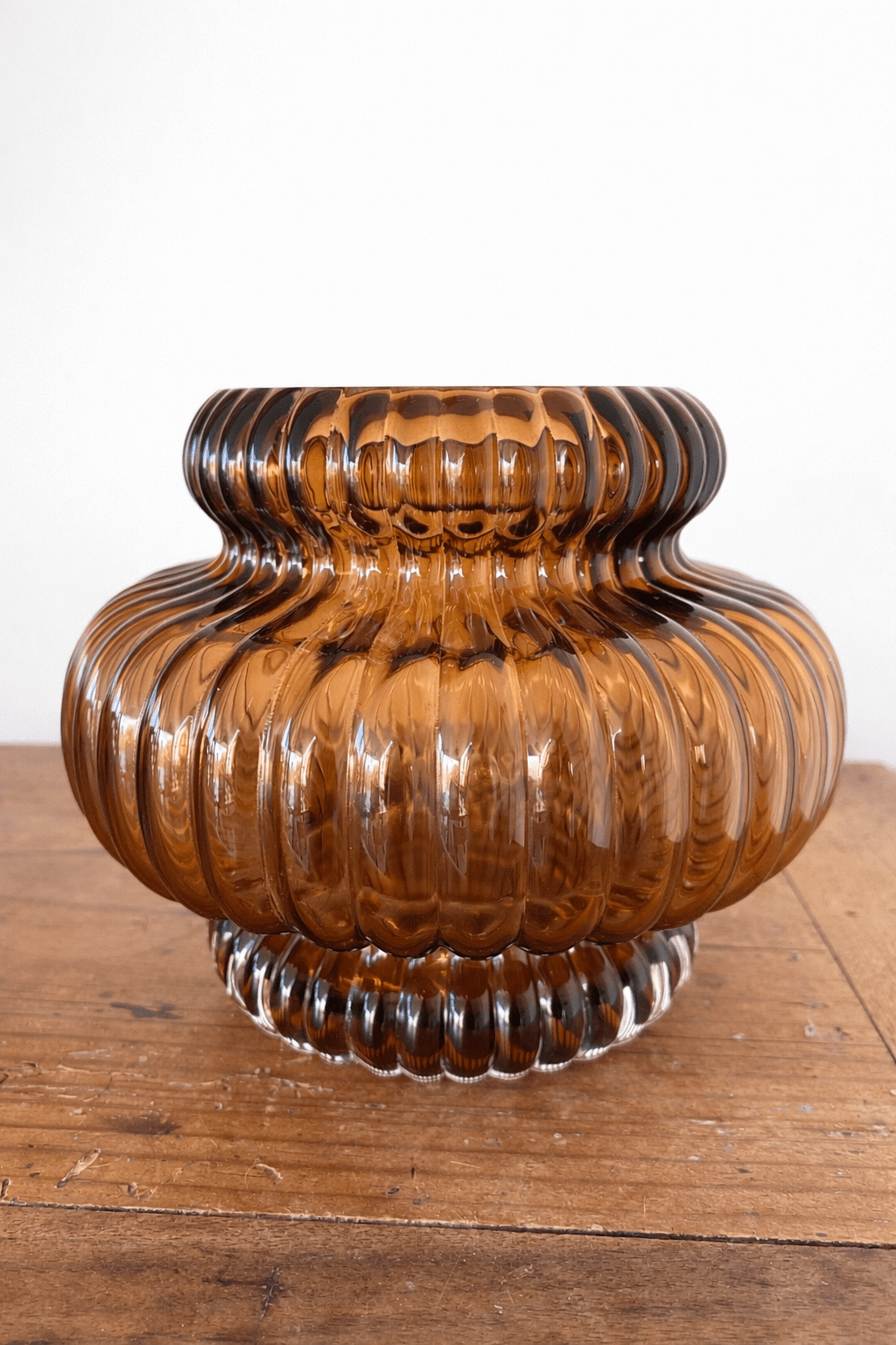 Vase en verre soufflé brun fumé Ø20 cm – Vase décoratif ambré – 20 x 16 cm - bobibeloVase en verre soufflé brun fumé Ø20 cm – Vase décoratif ambré – 20 x 16 cm – OD vintage – bobibelo
