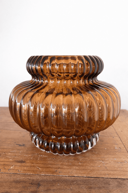 Vase en verre soufflé brun fumé Ø20 cm – Vase décoratif ambré – 20 x 16 cm - bobibeloVase en verre soufflé brun fumé Ø20 cm – Vase décoratif ambré – 20 x 16 cm – OD vintage – bobibelo