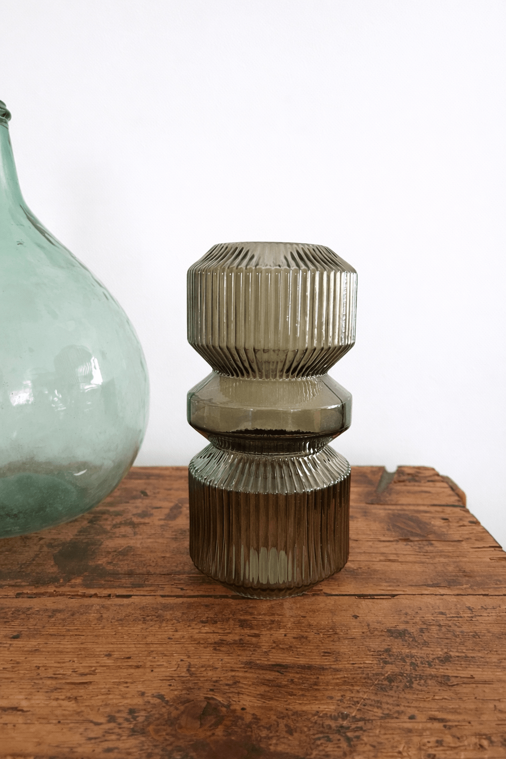 Vase vert nervuré en verre – Design rétro sculptural – 25 cm - bobibeloVase vert nervuré en verre – Design rétro sculptural – 25 cm – OD vintage – bobibelo