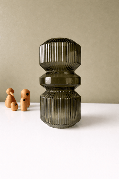 Vase vert nervuré en verre – Design rétro sculptural – 25 cm - bobibeloVase vert nervuré en verre – Design rétro sculptural – 25 cm – OD vintage – bobibelo