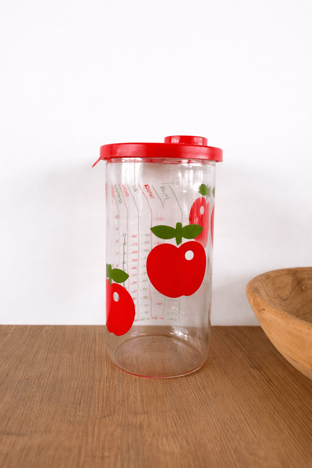 Verre doseur vintage Henkel années 70 – Motif pommes - bobibeloVerre doseur vintage Henkel années 70 – Motif pommes – broc vintage – bobibelo